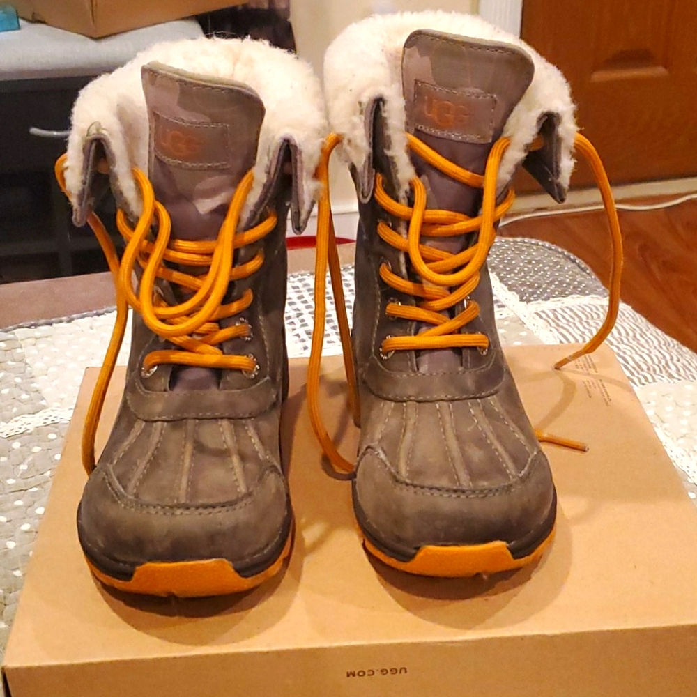 UGG